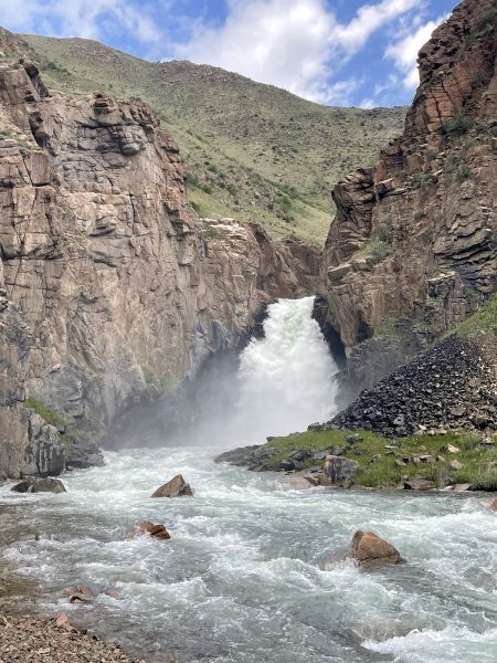 File:Son-Kul Waterfall, Kyrgyzstan 02.jpg