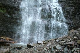 У подножья водопада "Девичьи косы"