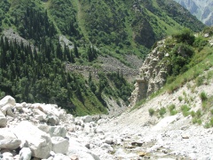 Enormi rocce e pietre nella gola