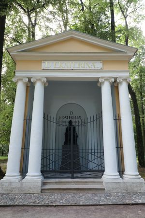 Памятник Екатерине II в музей-усадьбе Архангельское.jpg