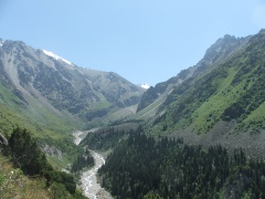 Vista generale della gola Ala-Archa verso la cascata