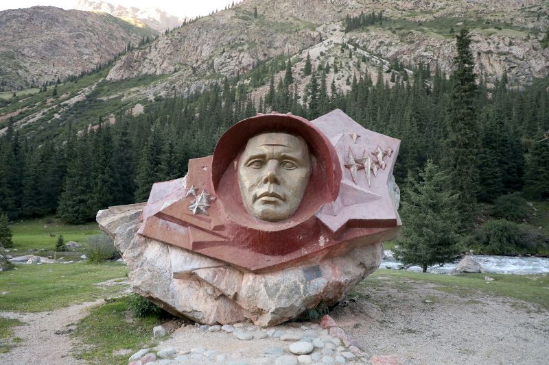 File:Yury Gagarin monument at Barskoon gorge.jpg