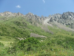 Montagne rocciose e picchi nella gola