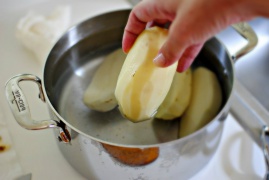 Очищенный картофель ставим вариться на плиту.