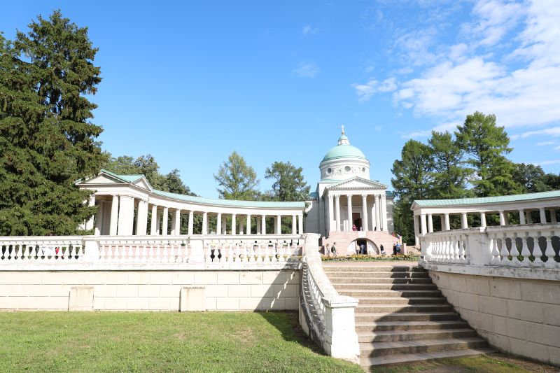 File:Храм-усыпальница в музей-усадьбе Архангельское.jpg