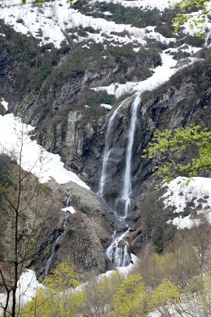 Politkar waterfall in Krasnodar region, Russia.jpg